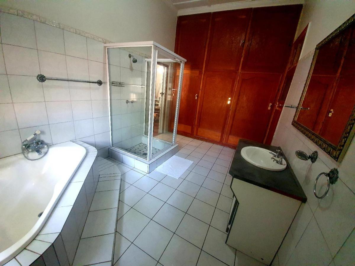 Castello Guesthouse Vryburg Bagian luar foto