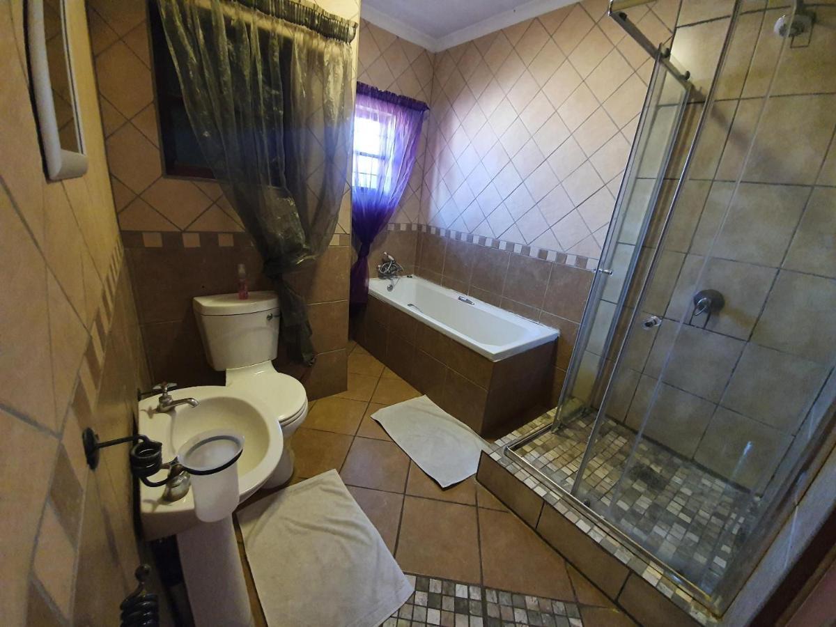 Castello Guesthouse Vryburg Bagian luar foto