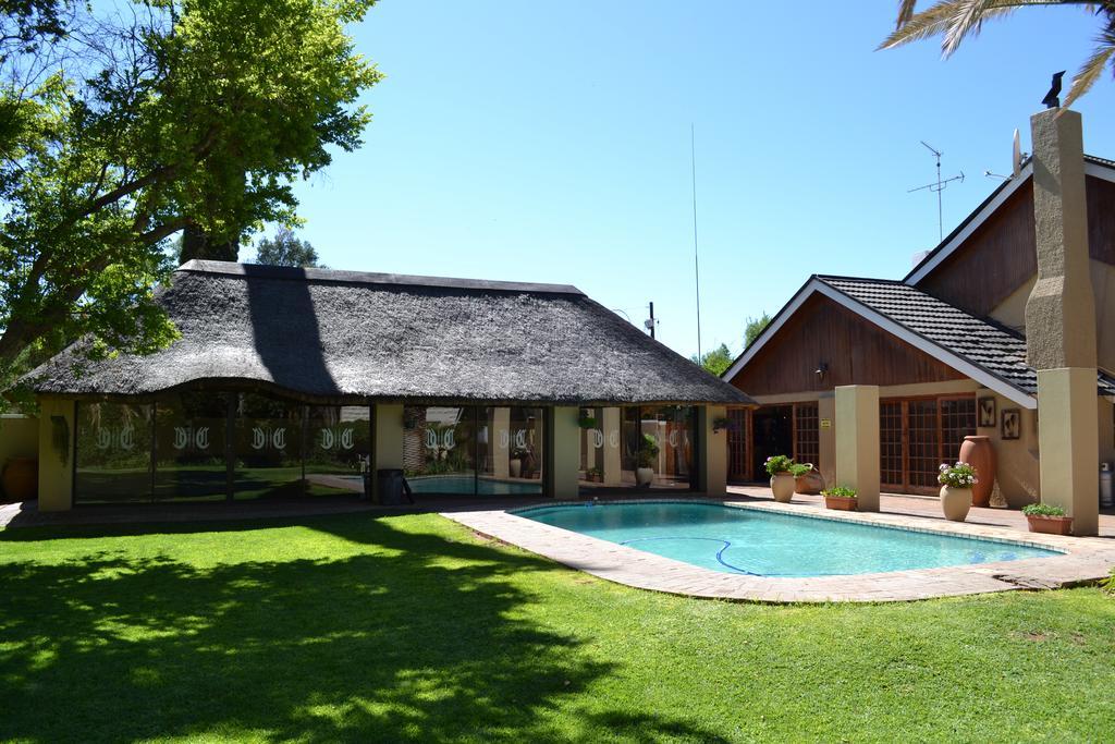 Castello Guesthouse Vryburg Bagian luar foto