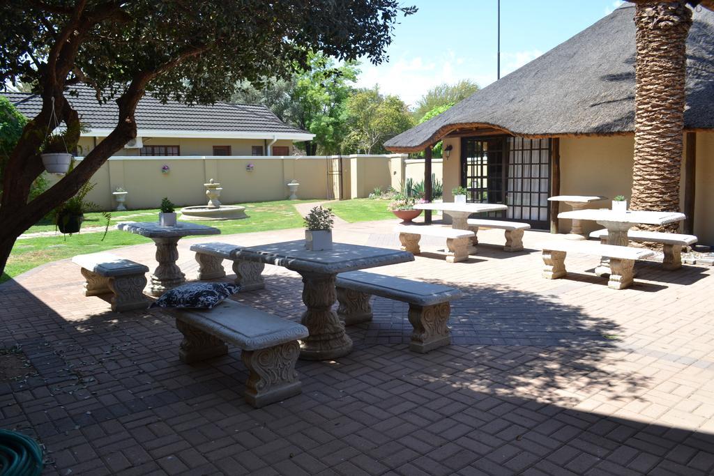 Castello Guesthouse Vryburg Bagian luar foto